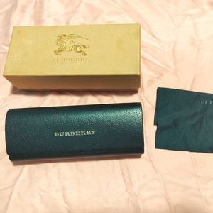 Burberry sunglass case+cloth only
